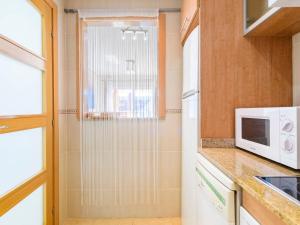 Kuchnia lub aneks kuchenny w obiekcie Apartment Torremar-1 by Interhome