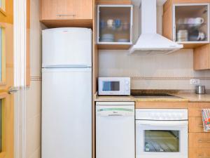 Kuchnia lub aneks kuchenny w obiekcie Apartment Torremar-1 by Interhome