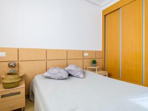 Łóżko lub łóżka w pokoju w obiekcie Apartment Torremar-1 by Interhome