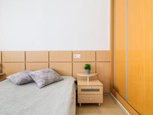 Łóżko lub łóżka w pokoju w obiekcie Apartment Torremar-1 by Interhome