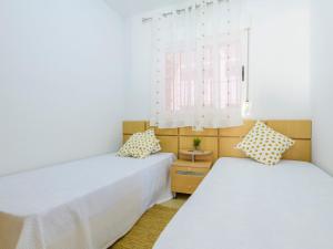 Łóżko lub łóżka w pokoju w obiekcie Apartment Torremar-1 by Interhome