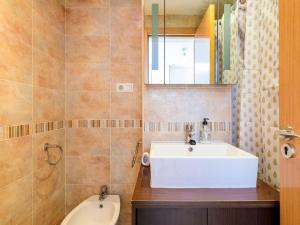 Łazienka w obiekcie Apartment Torremar-1 by Interhome