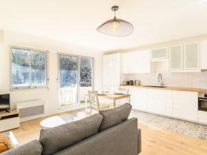 kuchnia i salon z kanapą i stołem w obiekcie Apartment Feodorowka-2 by Interhome w Arcachon