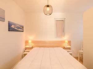 sypialnia z dużym łóżkiem z dwoma światłami w obiekcie Apartment Feodorowka-2 by Interhome w Arcachon