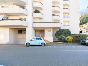 mały samochód zaparkowany przed budynkiem w obiekcie Apartment Feodorowka-2 by Interhome w Arcachon