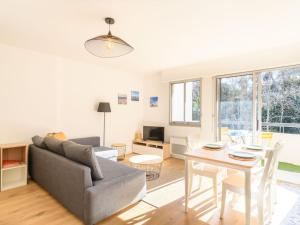 salon z kanapą i stołem w obiekcie Apartment Feodorowka-2 by Interhome w Arcachon
