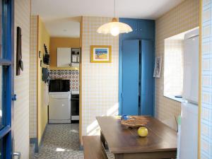Kuchyňa alebo kuchynka v ubytovaní Holiday Home La maison bleue by Interhome