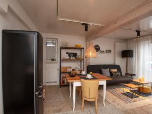 cocina y sala de estar con mesa y nevera en Apartment Eliese by Interhome, en Suhl