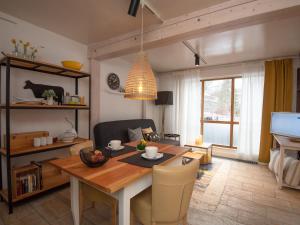 sala de estar con mesa de madera y comedor en Apartment Eliese by Interhome, en Suhl