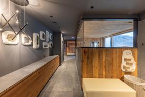 un ristorante con bancone in legno e panca di Brunet - The Dolomites Resort a Fiera di Primiero
