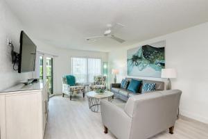 sala de estar con sofá y TV en Absolute Anna Maria-Private Beach Access-Heated Pool-Water Views From Every Room, en Bradenton Beach