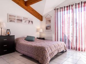 - une chambre avec un lit et de grandes fenêtres dans l'établissement Studio Camijeanne by Interhome, à Capbreton