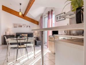 - une cuisine avec une table et des chaises dans la chambre dans l'établissement Studio Camijeanne by Interhome, à Capbreton