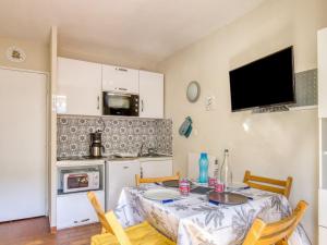 jadalnia ze stołem i kuchnią w obiekcie Studio Les Aigues Marines-65 by Interhome w mieście Saint-Cyr-sur-Mer