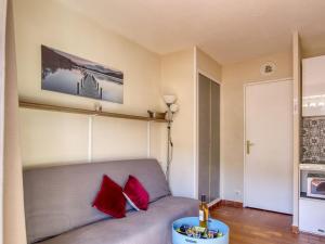 sypialnia z łóżkiem z czerwonymi poduszkami w obiekcie Studio Les Aigues Marines-65 by Interhome w mieście Saint-Cyr-sur-Mer +10 zdjęć