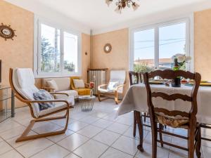 ein Wohnzimmer mit Tisch und Stühlen in der Unterkunft Holiday Home Les Albatros by Interhome in Pornic