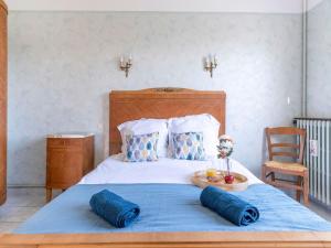 ein Bett mit zwei Kissen und einem Tablett mit Essen darauf in der Unterkunft Holiday Home Les Albatros by Interhome in Pornic