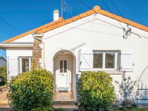 ein weißes Haus mit Büschen davor in der Unterkunft Holiday Home Les Albatros by Interhome in Pornic