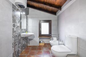 bagno con servizi igienici e lavandino di Villa Bella Solanas - Cuili Murvoni a Solanas