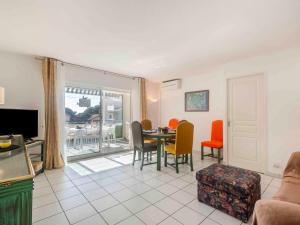 Televízia a/alebo spoločenská miestnosť v ubytovaní Apartment Le Promethée by Interhome + 12 fotografií