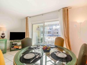 Televízia a/alebo spoločenská miestnosť v ubytovaní Apartment Le Promethée by Interhome