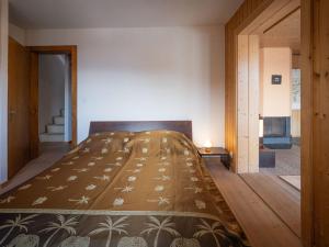 ChamosonにあるChalet Le Sorbier by Interhomeのベッドルーム1室(大型ベッド1台付)