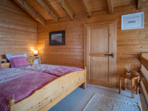 Postel nebo postele na pokoji v ubytování Chalet Le Sorbier by Interhome + 27 fotografií