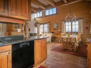 Kuchyň nebo kuchyňský kout v ubytování Chalet Le Sorbier by Interhome