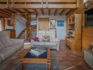 Zona de estar de Chalet Le Sorbier by Interhome