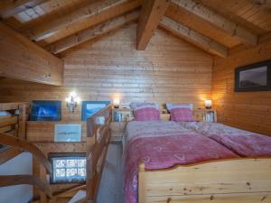 Cama o camas de una habitación en Chalet Le Sorbier by Interhome