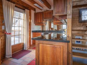Una cocina o zona de cocina en Chalet Le Sorbier by Interhome
