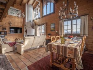Zona de estar de Chalet Le Sorbier by Interhome
