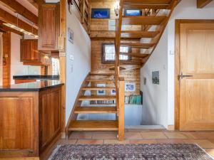 Biblioteca en el chalet de montaña