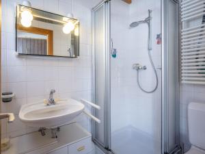 Un baño de Chalet Le Sorbier by Interhome