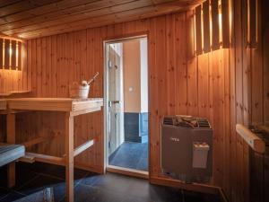 Una cocina o zona de cocina en Chalet Le Sorbier by Interhome