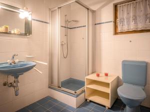 Un baño de Chalet Le Sorbier by Interhome