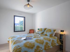 een slaapkamer met een bed met een gele ananas sprei bij Holiday Home Ericaro by Interhome in Fouesnant