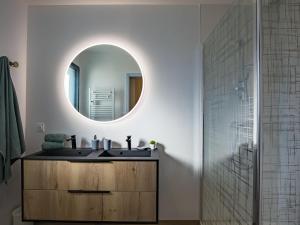 łazienka z umywalką i lustrem w obiekcie Holiday Home Ericaro by Interhome w mieście Fouesnant +20 zdjęć