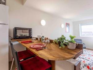 stół jadalny z czerwonym krzesłem i stołem sidx sidx sidx w obiekcie Studio Les Marinas-14 by Interhome w mieście Deauville +14 zdjęć
