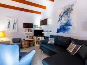 Televízia a/alebo spoločenská miestnosť v ubytovaní Apartment L'Olivastre by Interhome
