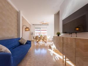 een woonkamer met een blauwe bank en een tafel bij Holiday Home Canción de mar by Interhome in Creixell