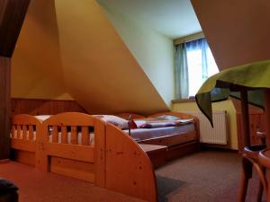 een slaapkamer met 2 stapelbedden en een raam bij Penzion U Hlaváčů in Horní Maršov