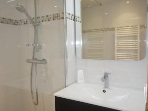 Kúpeľňa v ubytovaní Apartment Les G'rets-12 by Interhome