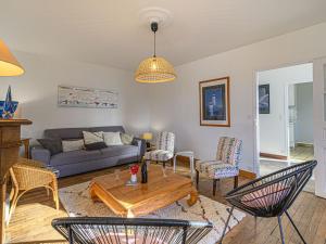 una sala de estar con un sofá y una mesa en Holiday Home Glann Aven by Interhome, en Le Bono 51 fotos más