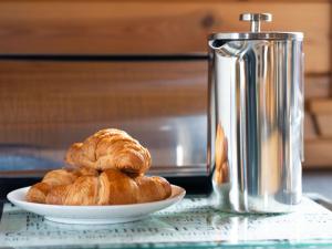 - un plateau de croissants sur une table à côté d'une cafetière dans l'établissement Chalet Loch Leven Lodge 10 by Interhome, à Kinross