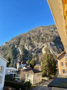uma vista para uma montanha com uma cidade e casas em Aeschi 9 em Interlaken