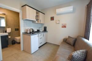 ein Wohnzimmer mit einem Sofa und einer Küche in der Unterkunft Beyaz Melek Apart Hotel in Antalya