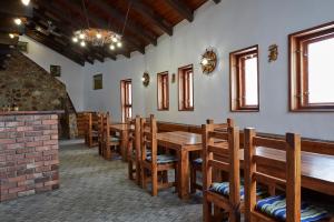 uma sala de jantar com mesas e cadeiras de madeira em Horská Chata Ještědka em Světlá pod Ještědem