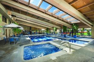 Swimming pool sa o malapit sa Best Western Plus University Inn
