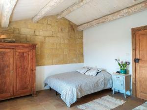 um quarto com uma cama e um armário de madeira em Holiday Home Cascina ConVista by Interhome em Grazzano Badoglio